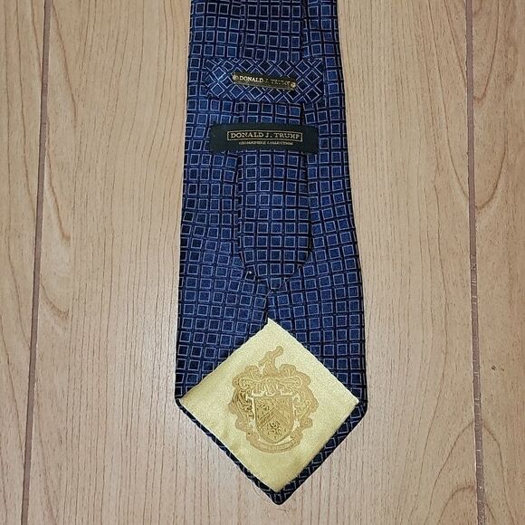 DONALD J. TRUMP SIGNATURE COLLECTION BLUE SILK TIE - Picture 2 of 4